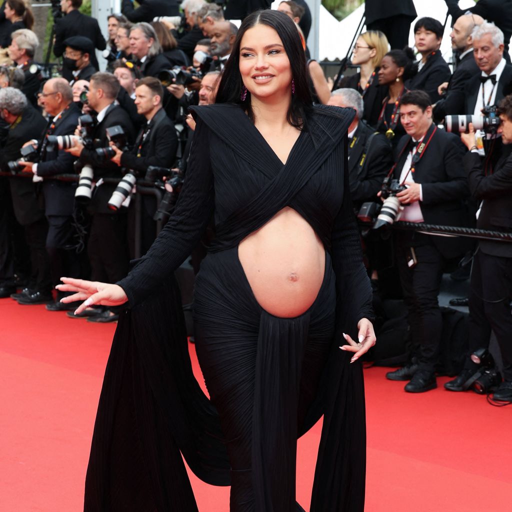 Adriana Lima, schwanger, beim Screening von "Top Gun: Maverick" bei den Filmfestspielen von Cannes 2022
