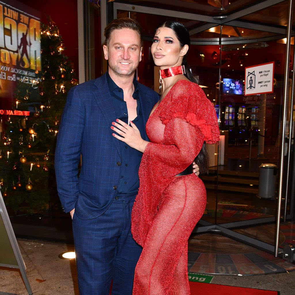 Adriano Hess und Micaela Schäfer auf dem Promi Weihnachtsmarkt im Theater am Potsdamer Platz