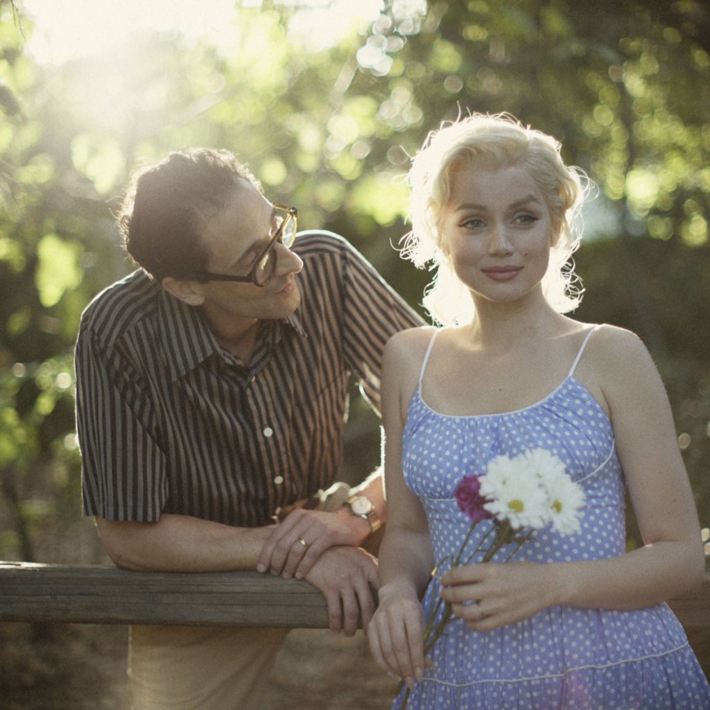 Adrien Brody und Ana de Armas in einer Szene aus "Blonde"