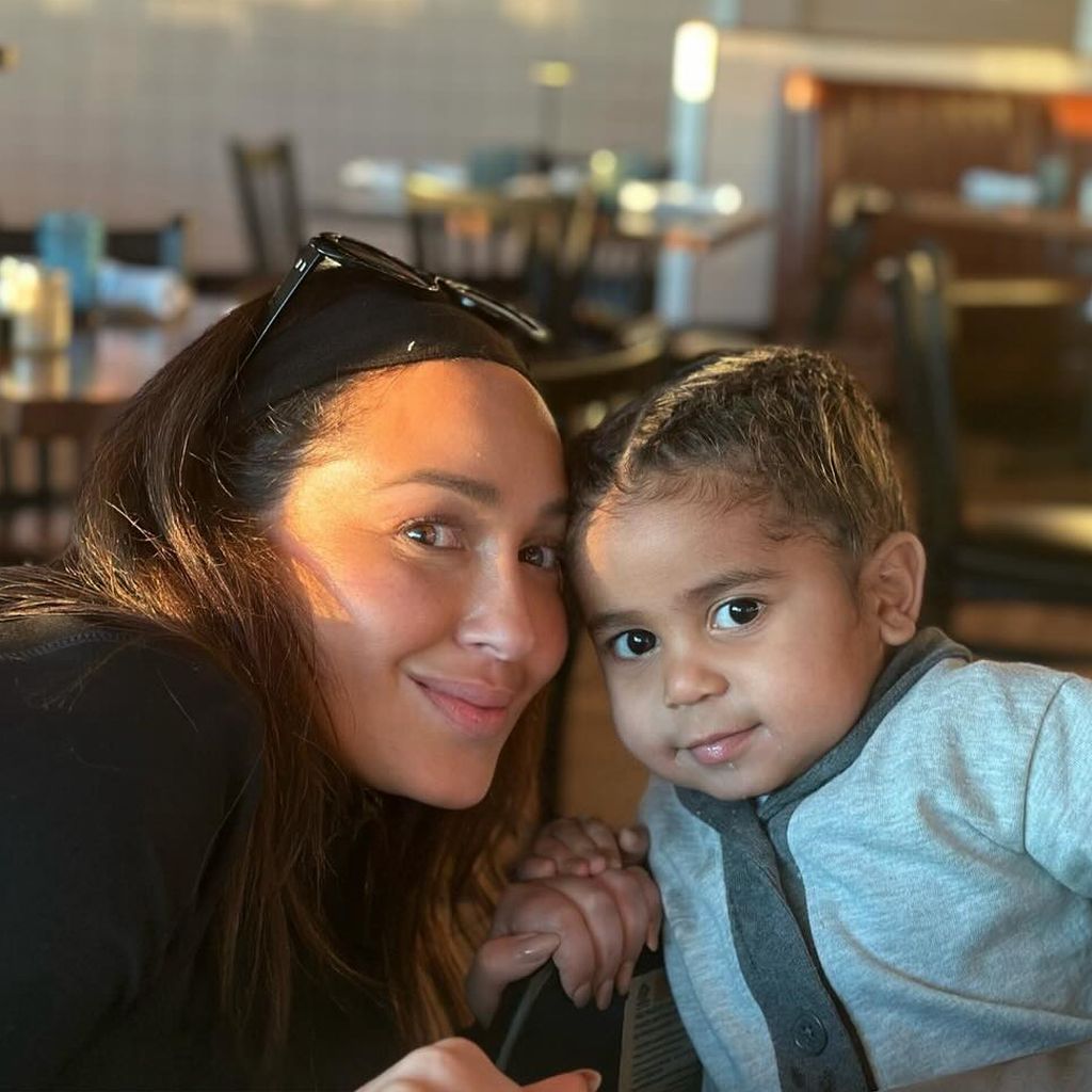 Adrienne Bailon mit ihrem Sohn Ever James