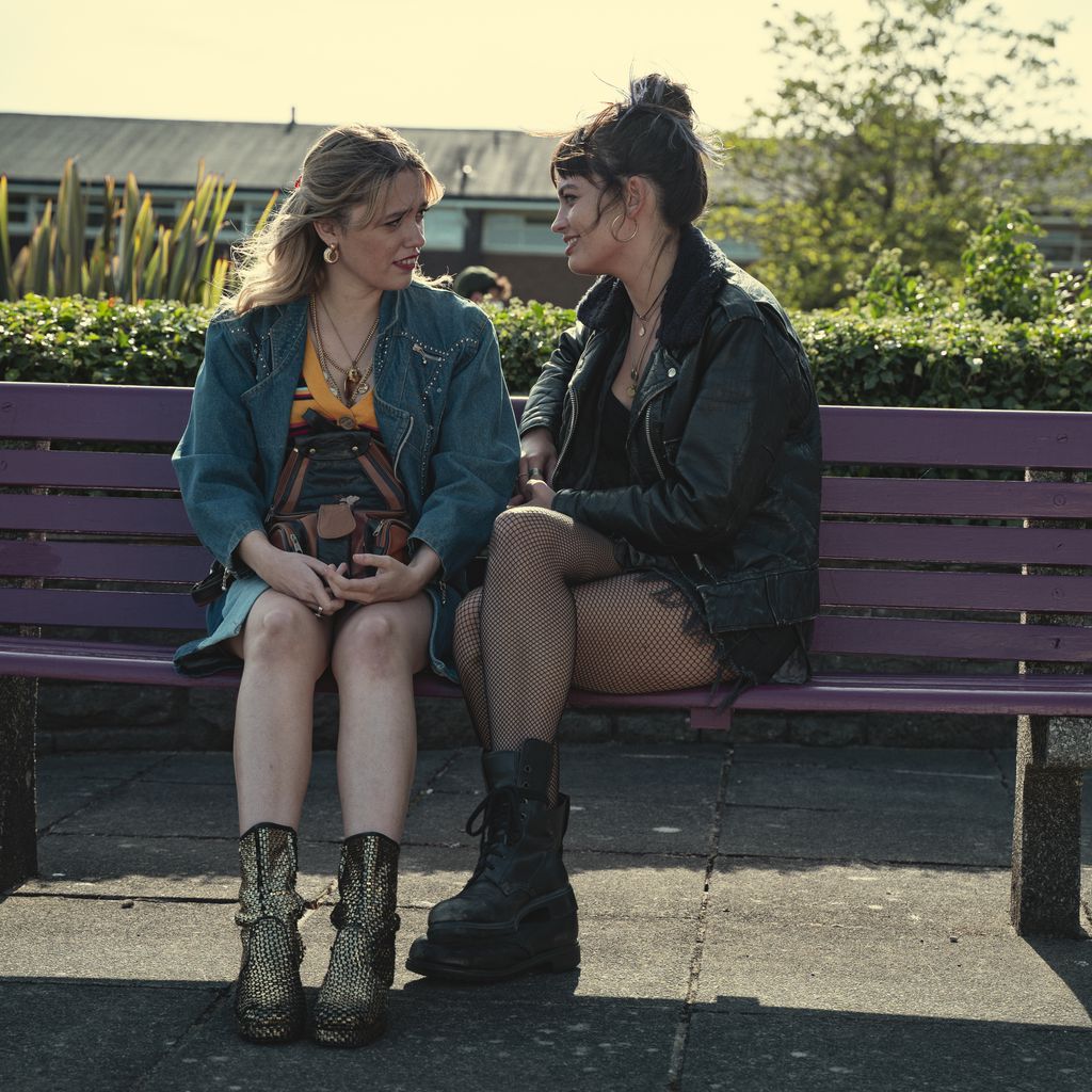Aimee Lou Wood und Emma Mackey in "Sex Education"-Staffel drei