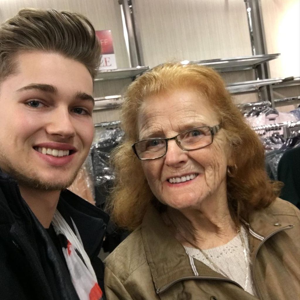 AJ Pritchard mit seiner Großmutter