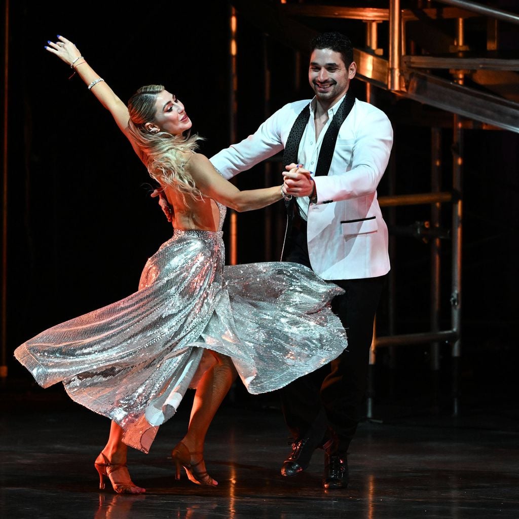 Alan Bersten und Emma Slater bei "Dancing With The Stars Live", 2023