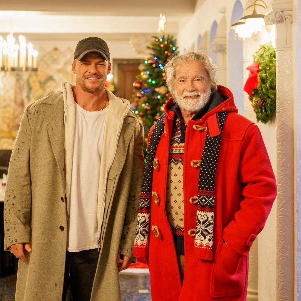 Alan Ritchson und Arnold Schwarzenegger am Set von "The Man With The Bag" im Dezember 2024