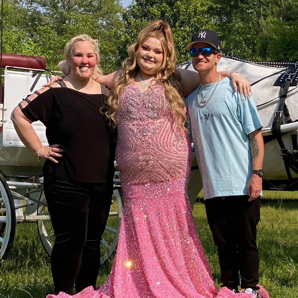 Alana Thompson aka Honey Boo Boo (m) mit ihrer Mutter June Shannon (l) und deren Mann Justin Stroud