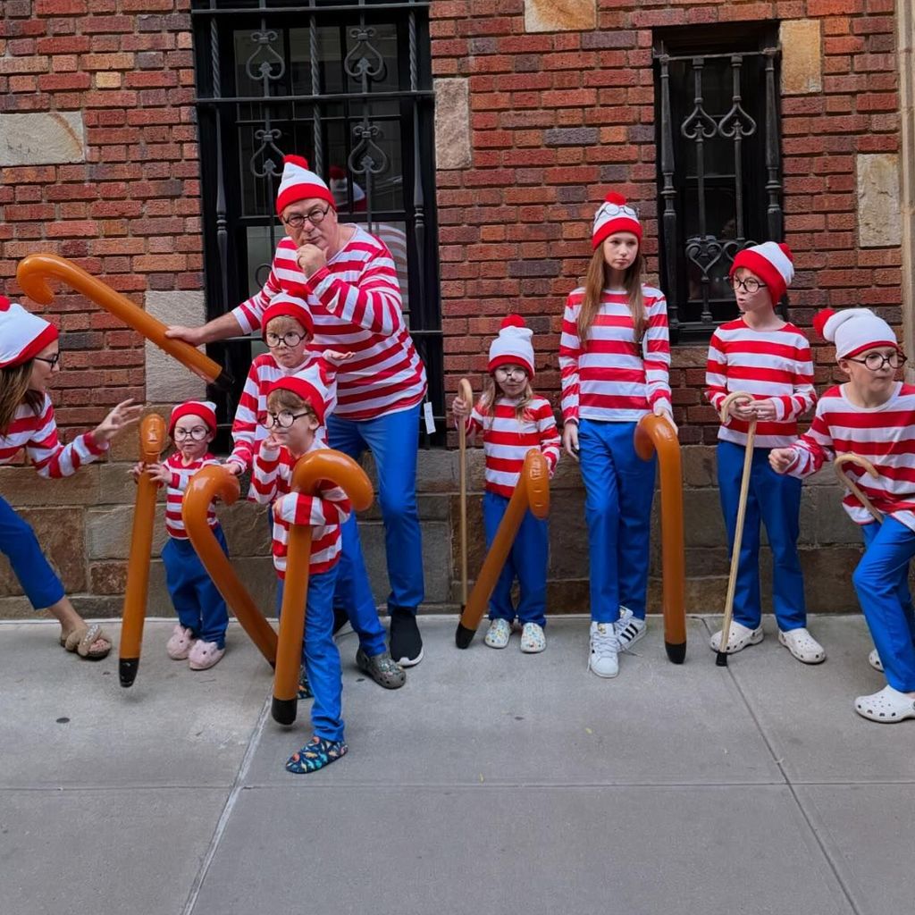 Alec Baldwin, Hilaria und ihre Kids posieren als "Wo ist Walter?"