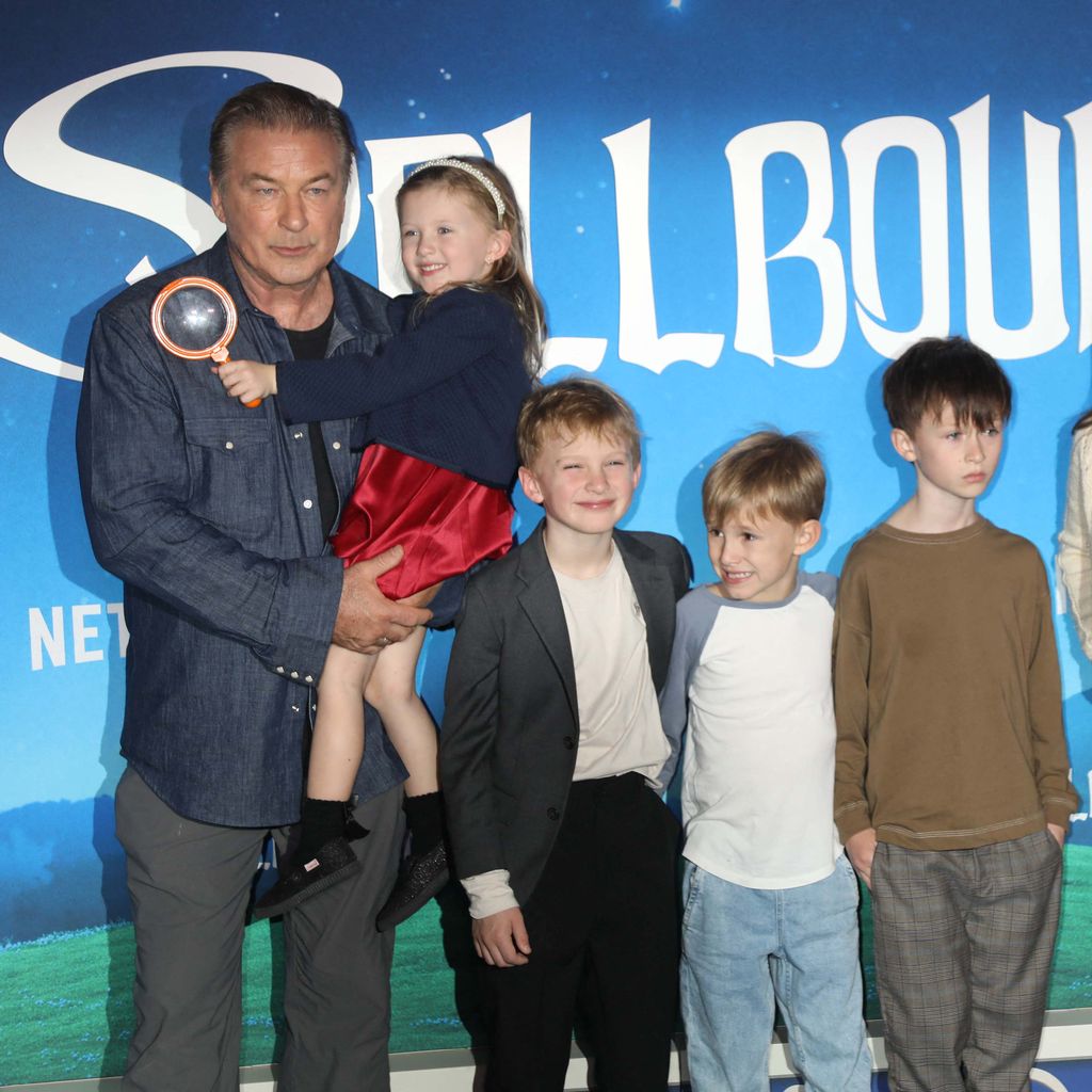 Alec und Hilaria Baldwin mit ihren Kindern bei einer Premiere in New York City
