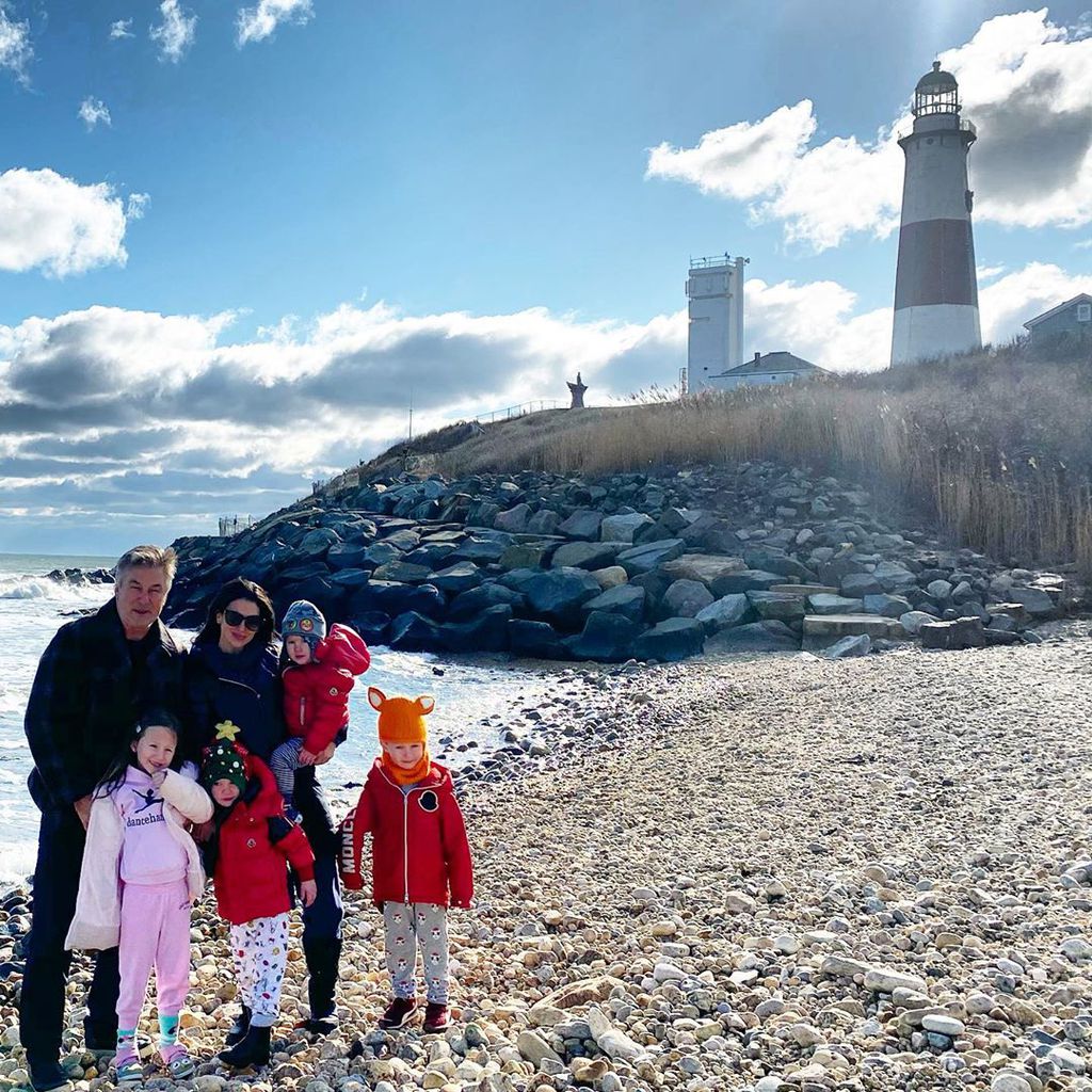 Alec und Hilaria Baldwin mit ihren Kindern