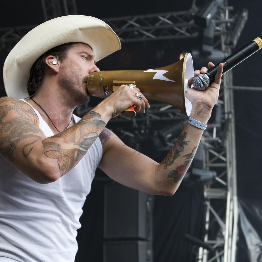Alec Völkel bei einem Auftritt mit The BossHoss