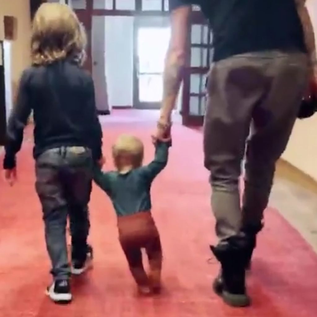 Alec Völkel mit seinen Kindern Charlie Joe und Rosenrot