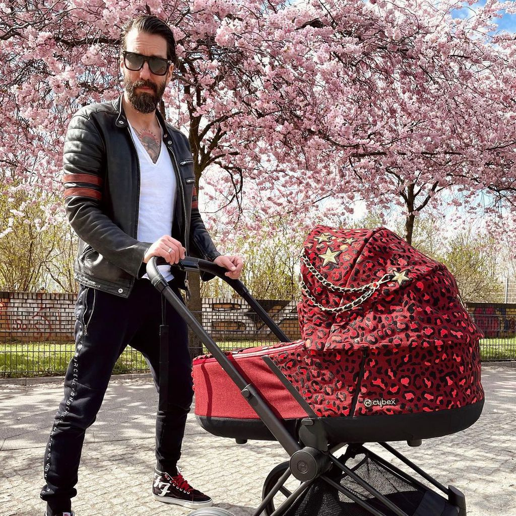 Alec Völkel mit seiner Tochter Rosenrot im April 2021