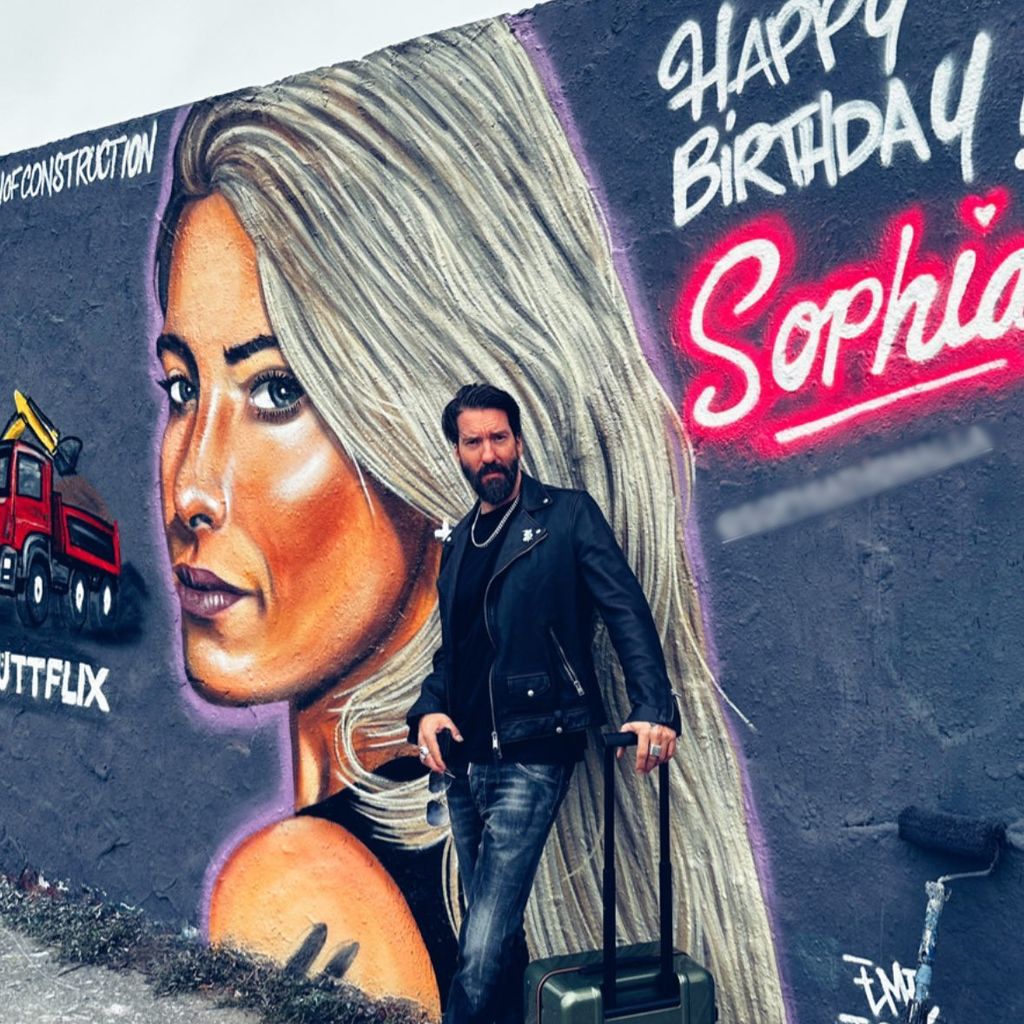 Alec Voelkel vor Sophia Thomallas Porträt