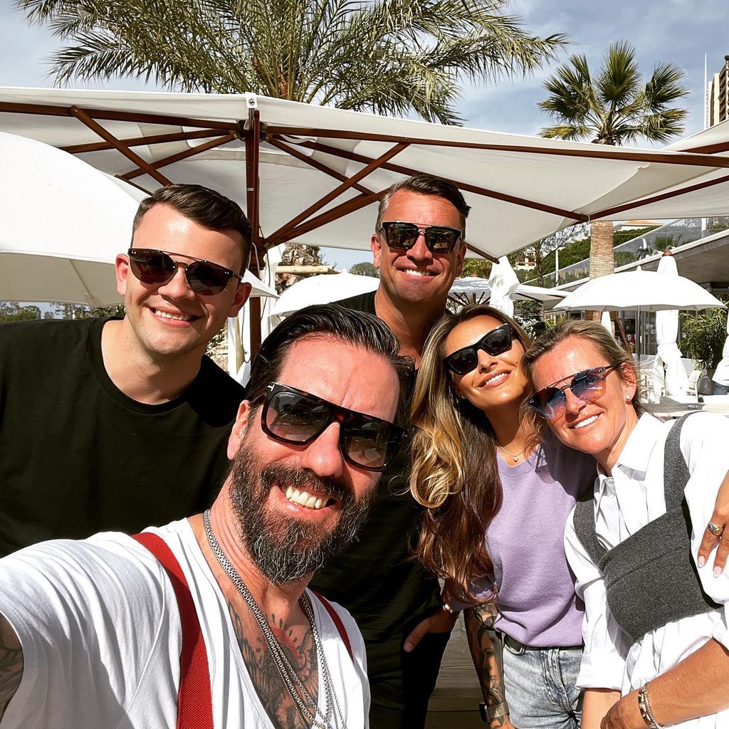 The-BossHoss-Sänger Alec Völkel, Sophia Thomalla und drei weitere Personen