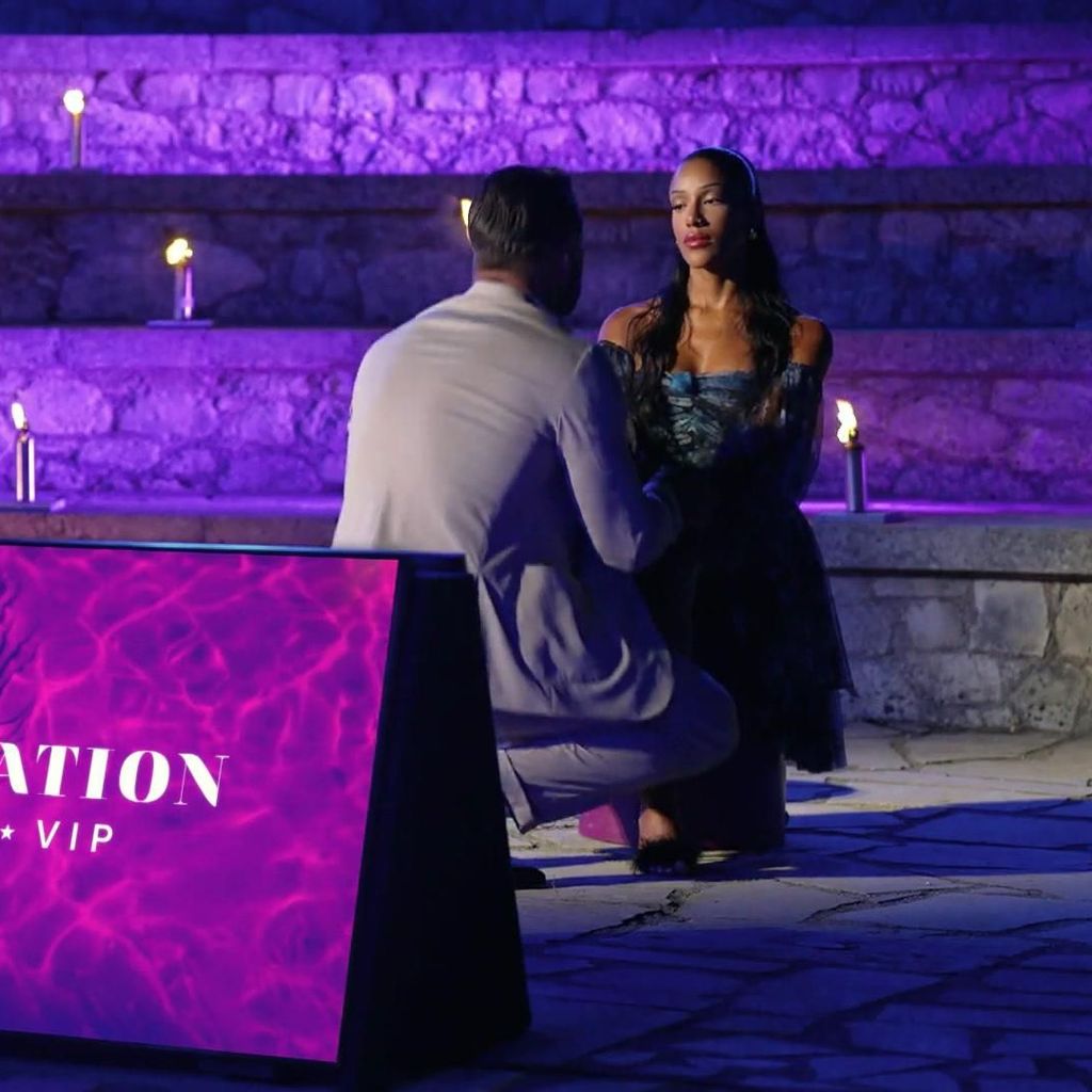 Aleks Petrovic und Vanessa Nwattu beim finalen Lagerfeuer von "Temptation Island VIP"