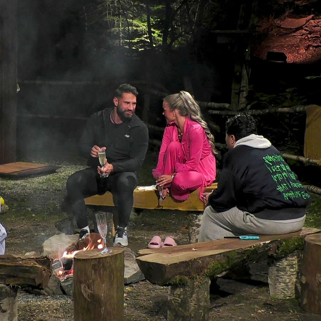 Die "#CoupleChallenge"-Kandidaten am Lagerfeuer, 2026
