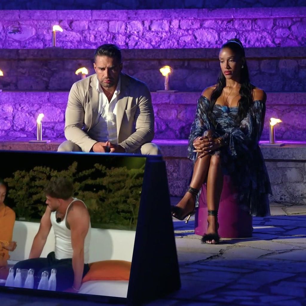 Aleks Petrovic und Vanessa Nwattu beim finalen Lagerfeuer von "Temptation Island VIP"