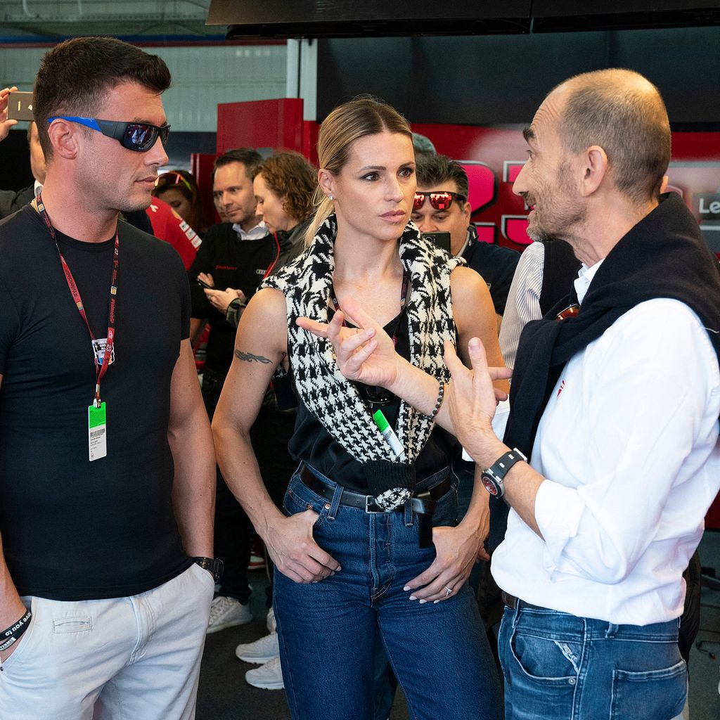 Alessandro Carollo und Michelle Hunziker mit Claudio Domenicali auf der Moto GP