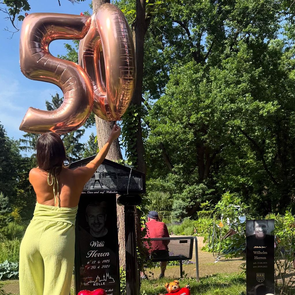 Alessia Herren am Grab ihres Vaters Willi im Juni 2025