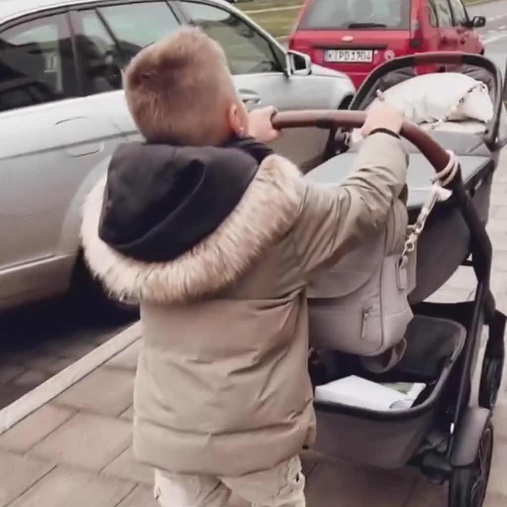 Alessio Lombardi mit seiner Schwester Solea, Dezember 2021