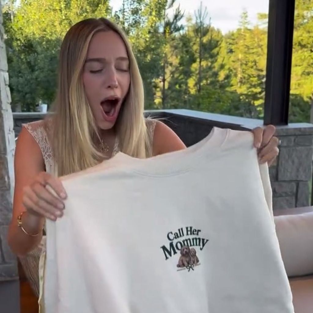Alex Cooper posiert mit ihrem Geschenk