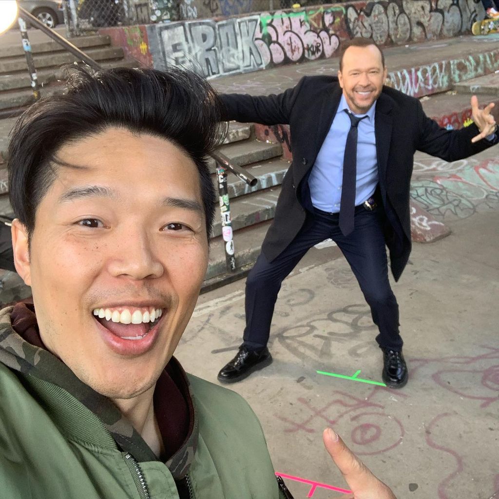 Alex Duong und Donnie Wahlberg am Set von "Blue Bloods", September 2021