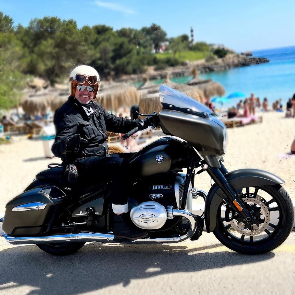 Alex Jolig im Juni 2022 auf seinem Motorrad