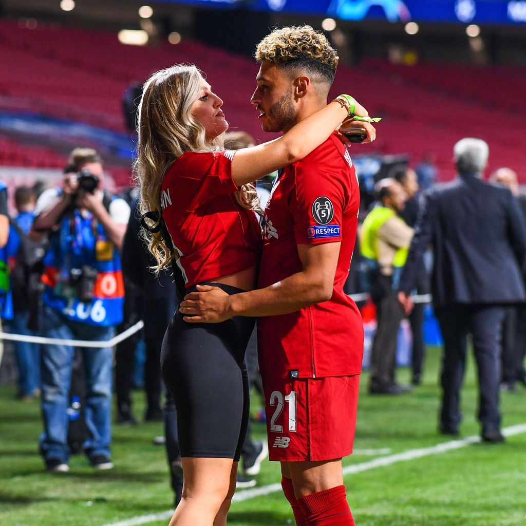 Alex Oxlade-Chamberlain jubelt mit Perrie Edwards nach dem Champions-League-Finale 2019