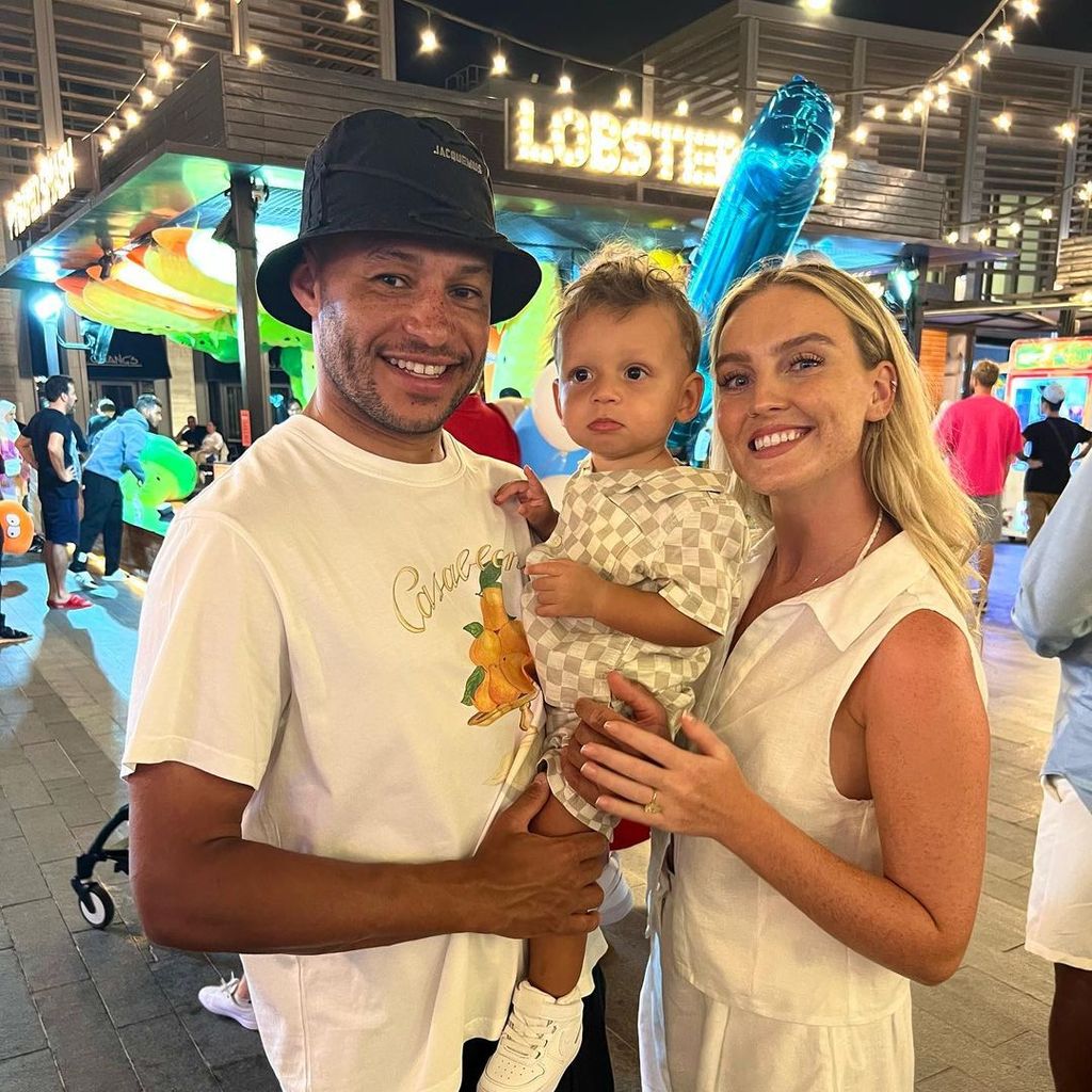 Alex Oxlade-Chamberlain und Perrie Edwards mit ihrem Sohn