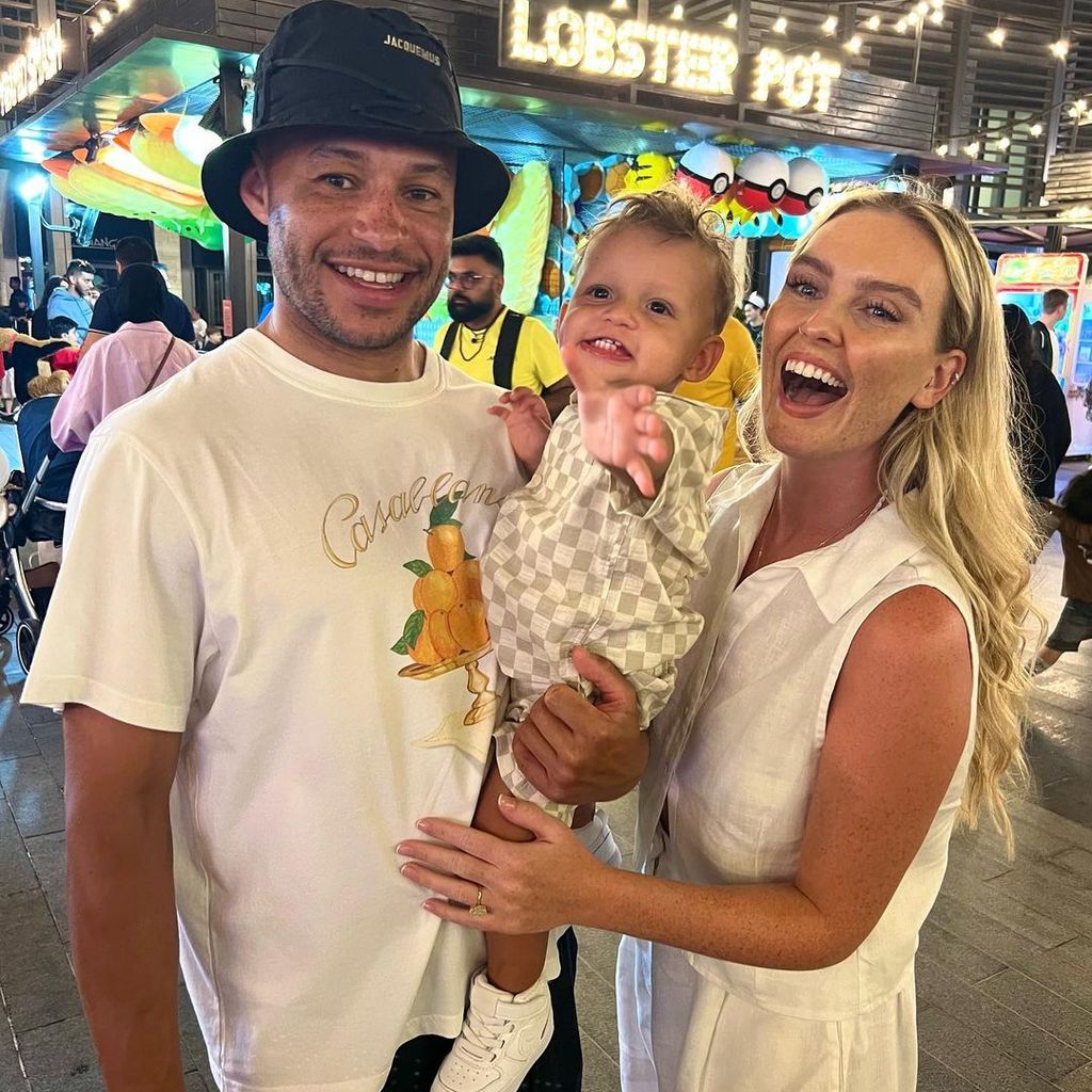 Alex Oxlade-Chamberlain und Perrie Edwards mit ihrem Sohn