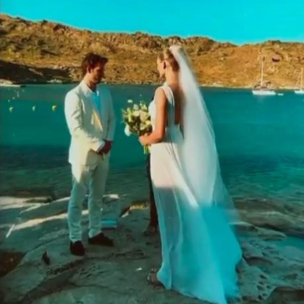 Alex Pettyfer und Toni Garrn im Juni 2022 in Griechenland
