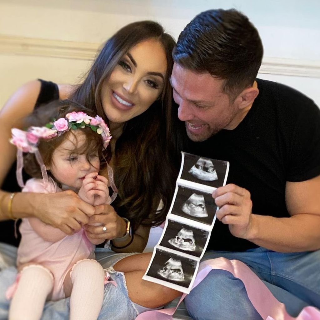 Alex Reid mit seiner Frau Nikki und ihrer Tochter und einem Ultraschallbild