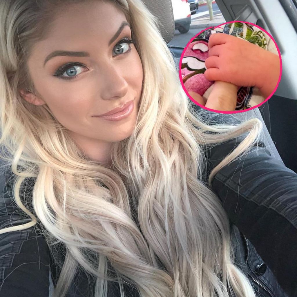 Alexa Bliss und der Finger ihres Sohnes