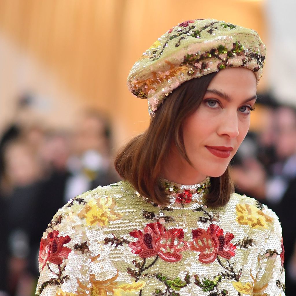 Alexa Chung auf dem roten Teppich der Met Gala