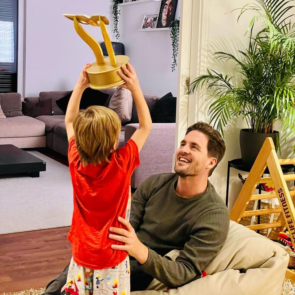 Alexander Klaws mit einem seiner Söhne, November 2021