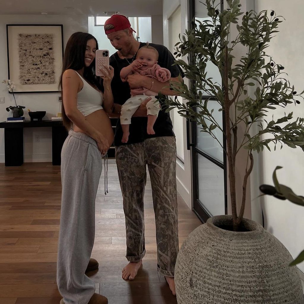 Alexander Ludwig, mit seine Frau Lauren und ihrem Kind