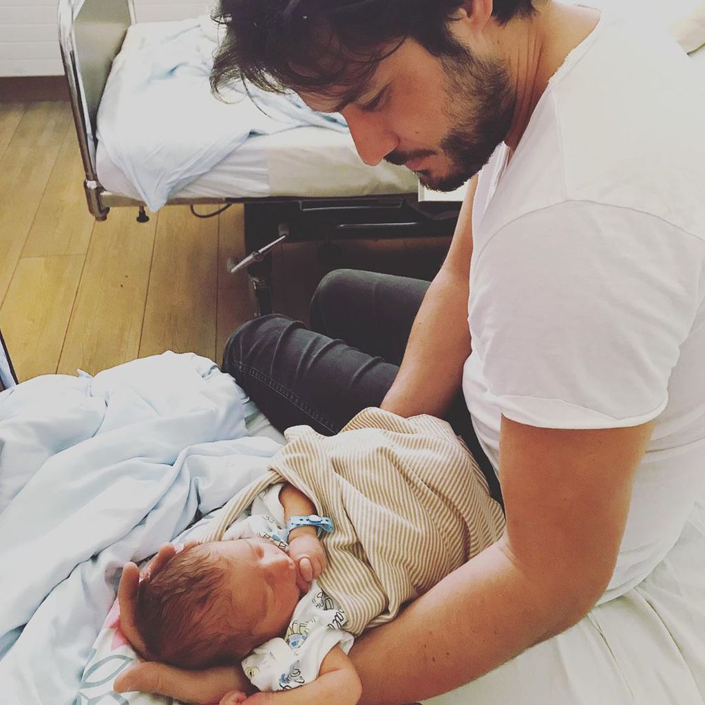 "Unter uns"-Star Alexander Milo mit seinem Baby