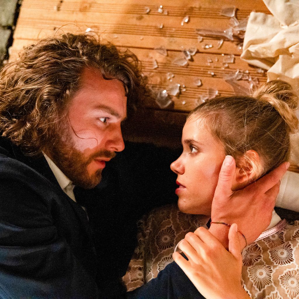 Alexander Verhoven (Frederik Götz) und Josefin (Sina Zadra) in "Verbotene Liebe – Next Generation"