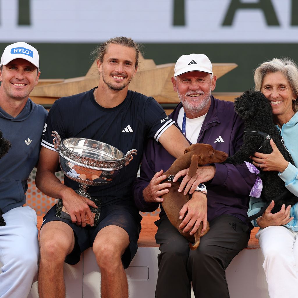 Alexander Zverev feiert in Paris mit Mischa Zverev, Alexander Zverev Sr., Irina Zvereva und ihren drei Hunden den French-Open-Titel