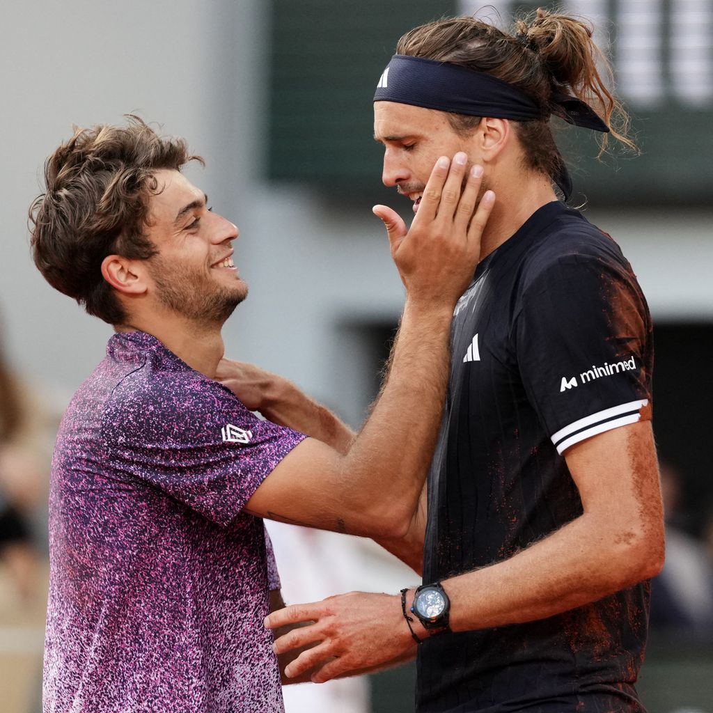 Alexander Zverev tröstet Flavio Cobolli nach dem French-Open-Finale in Paris