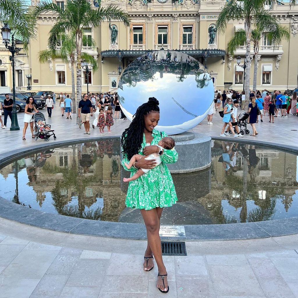 Alexandra Burke mit ihrer Tochter im August 2022