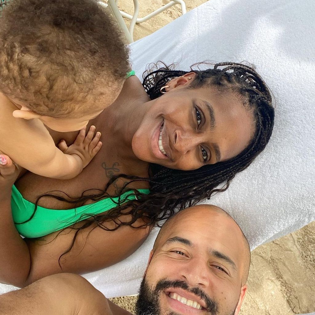 Alexandra Burke und Darren Randolph mit ihrem Kind