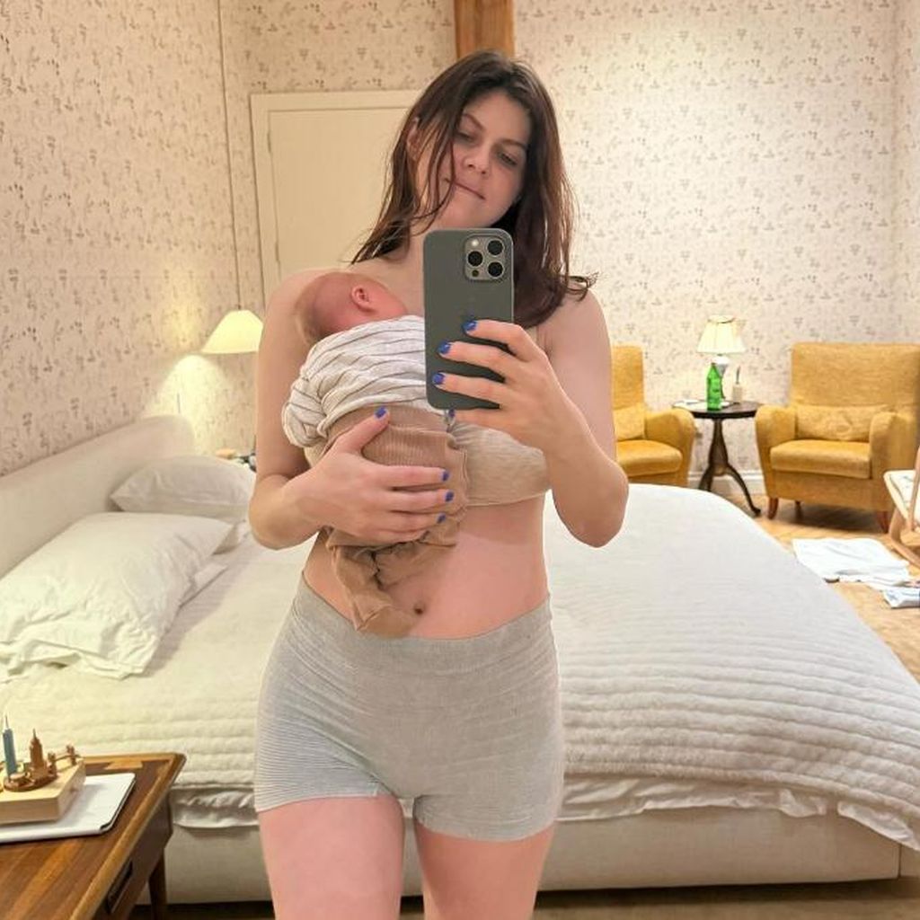 Alexandra Daddario und ihr Baby im November 2024