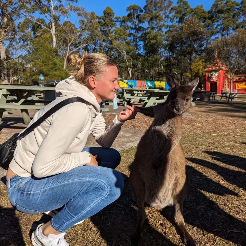 Alexandra Popp mit einem Känguru