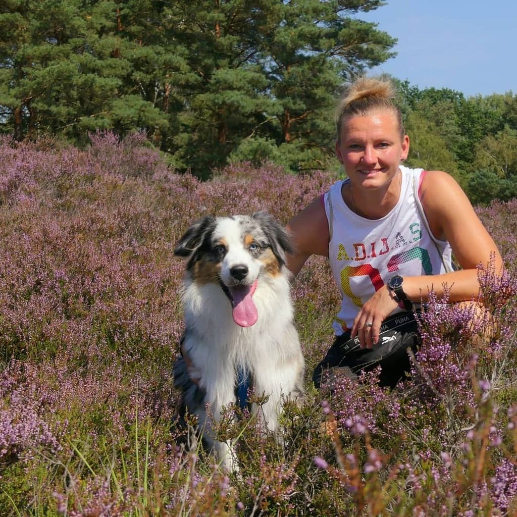 Alexandra Popp mit ihrem Hund