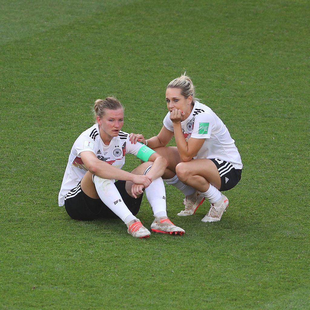 Alexandra Popp und Lena Goessling nach ihrer WM-Niederlage gegen Schweden