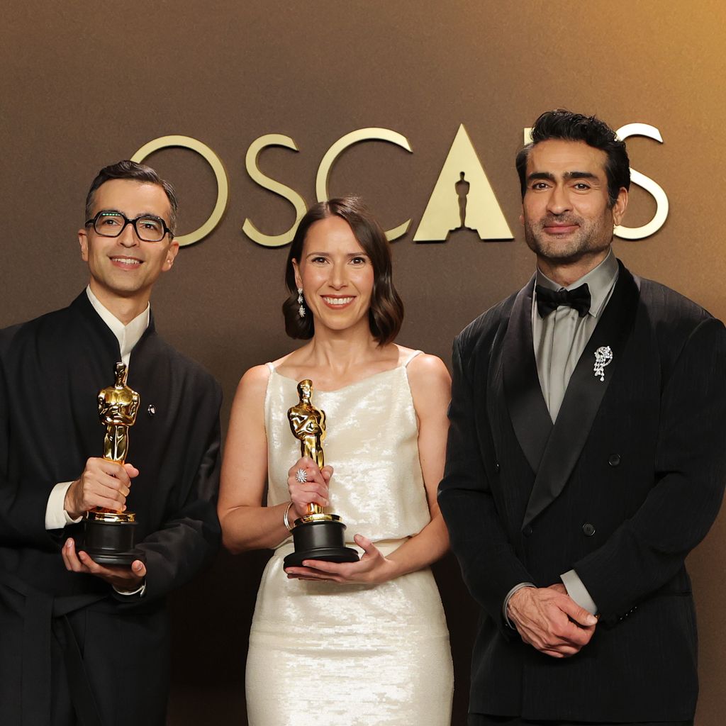 Alexandre Singh und Natalie Musteata mit Kumail Nanjiani bei den 98. Oscars, ausgezeichnet für "Two People Exchanging Saliva"