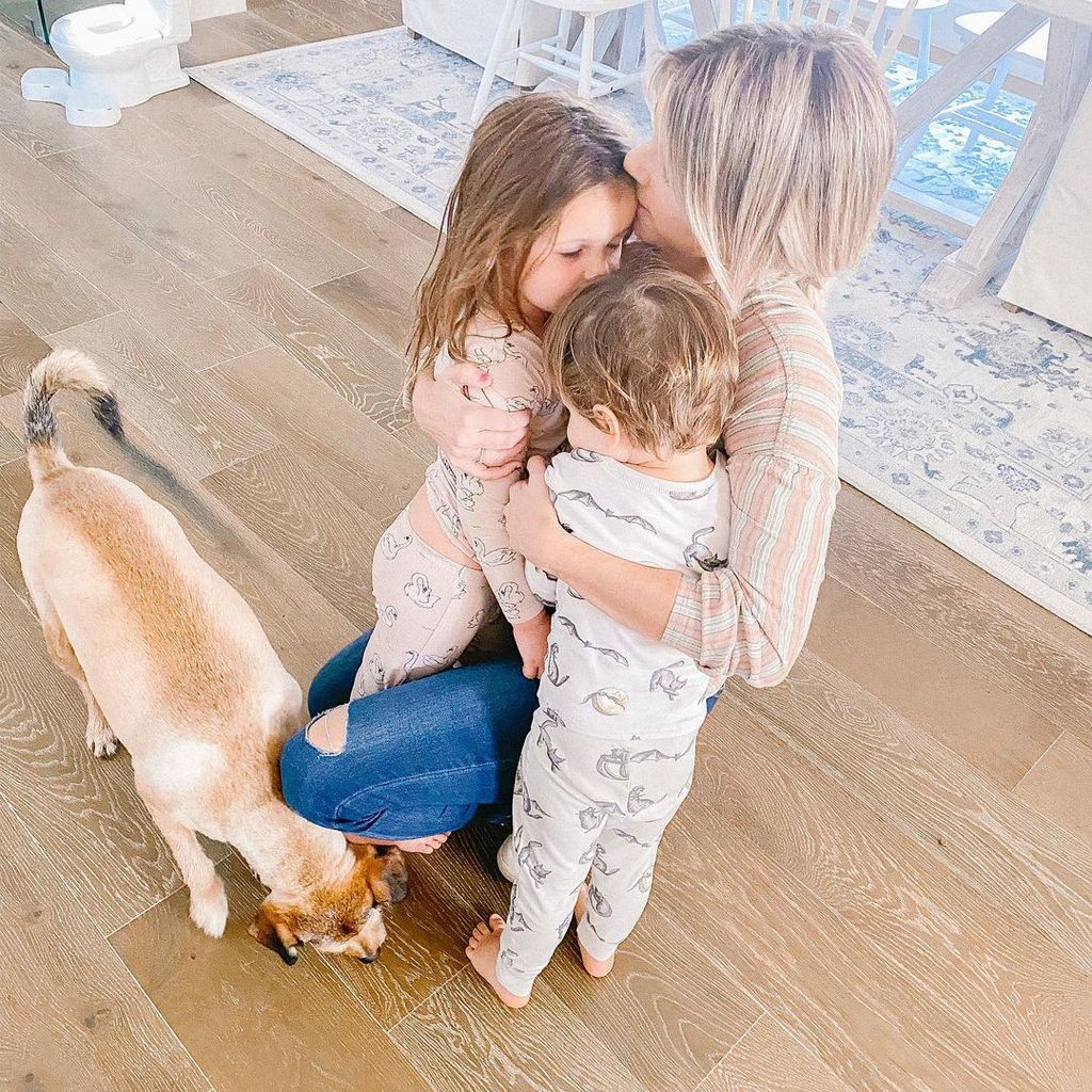 Ali Fedotowsky mit ihren beiden Kids und dem Hund