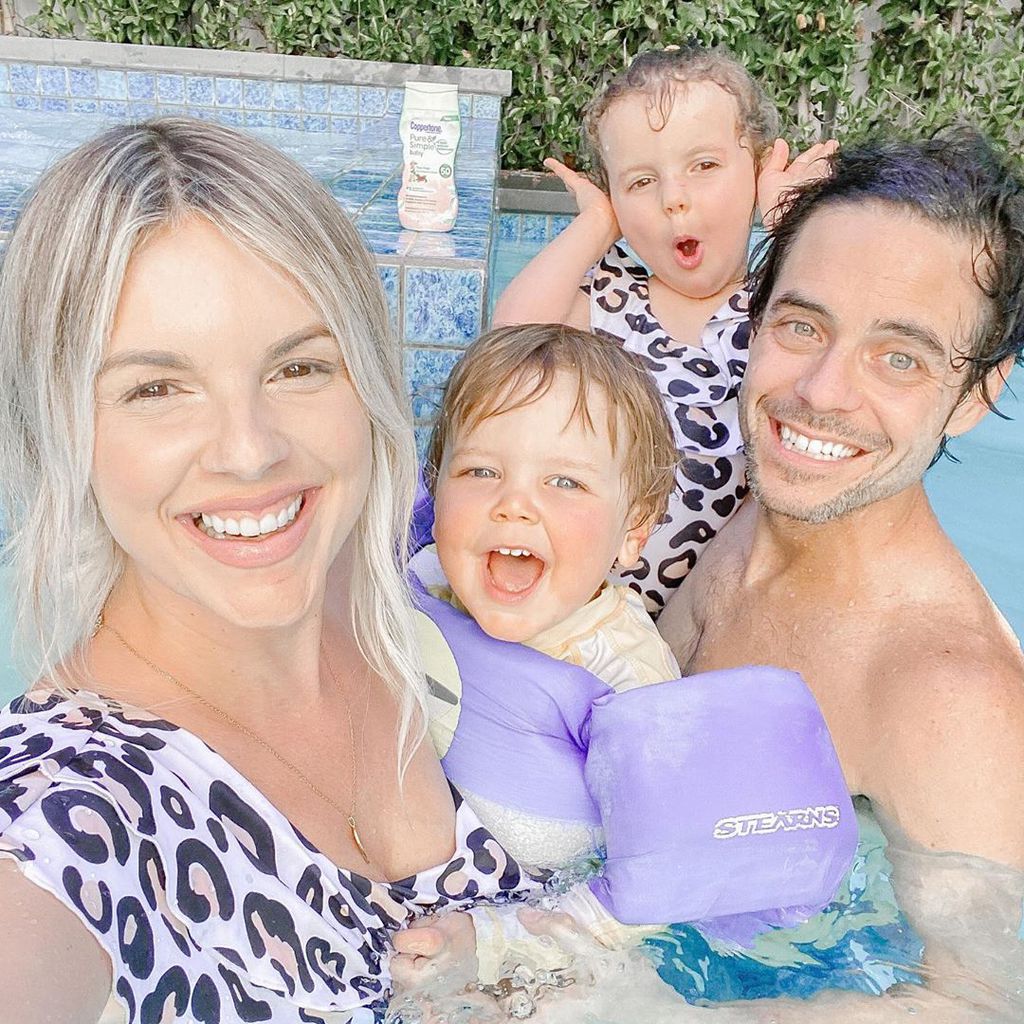 Ali Fedotowsky und Kevin Manno mit ihren Kindern Molly und Riley