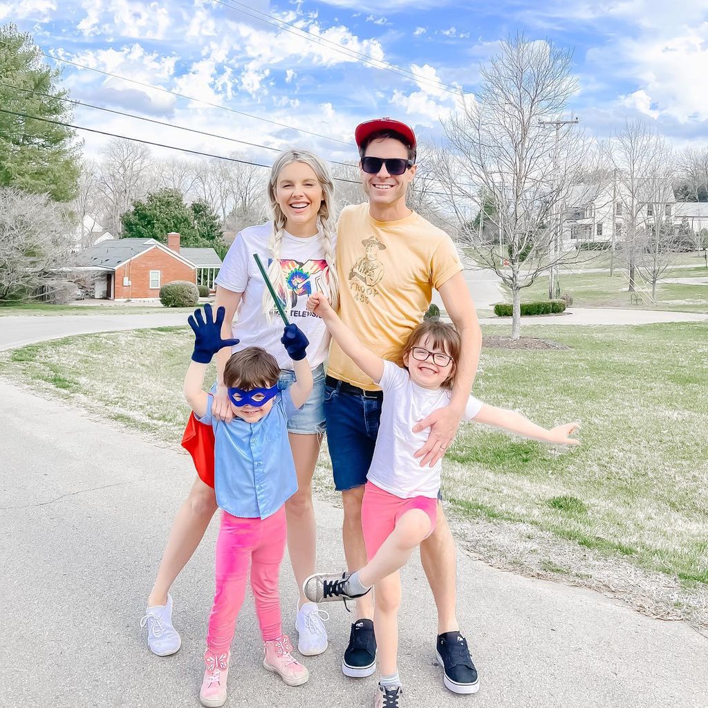 Ali Fedotowsky und Kevin Manno mit ihren beiden gemeinsamen Kindern im März 2022