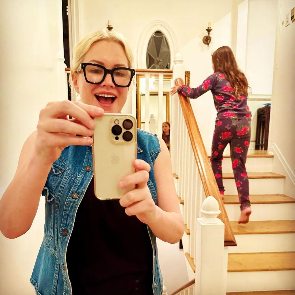 Alice Evans mit ihrer Tochter im neuen Haus